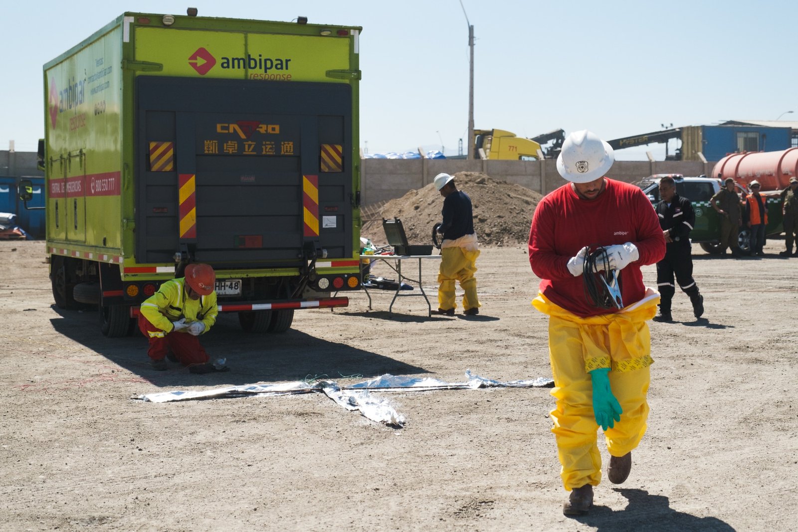 Brigada en traje de protección química · Mejillones